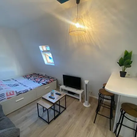 Lägenhet Studio Calme Et Refait A Neuf *